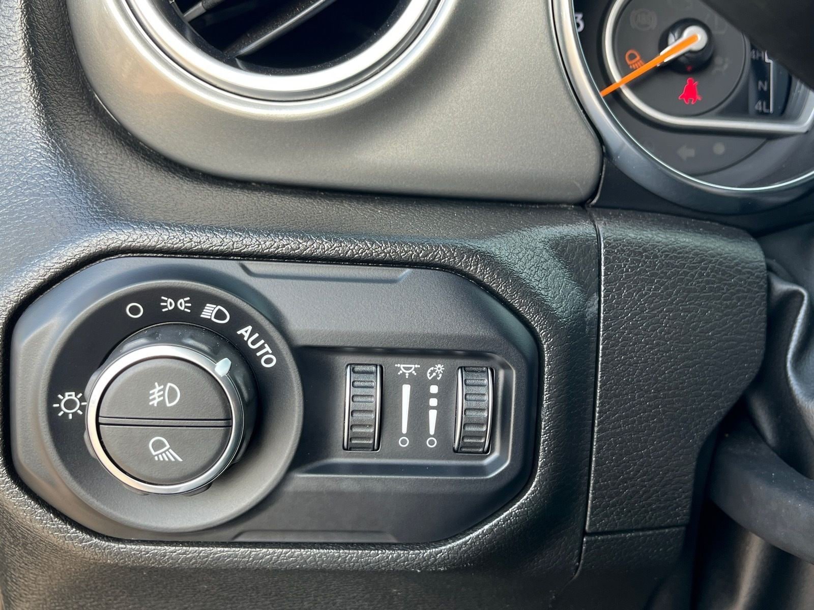 Used 2022 Jeep Gladiator Overland AWD/4WD image 28