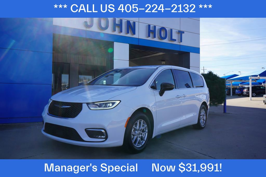 Used 2025 Chrysler Pacifica Select