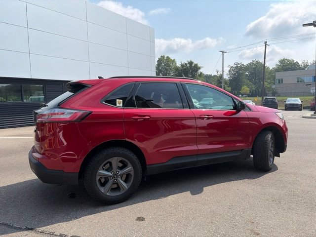Used 2024 Ford Edge SEL w/ Sport Appearance Package AWD/4WD image 3