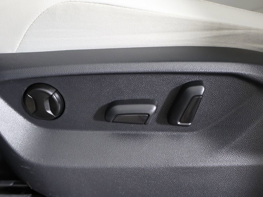 Used 2020 Volkswagen Tiguan SEL AWD/4WD image 35