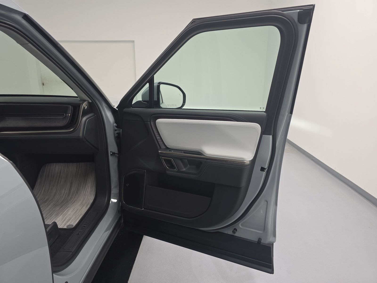 Used 2024 Rivian R1T Adventure Dual AWD/4WD image 18