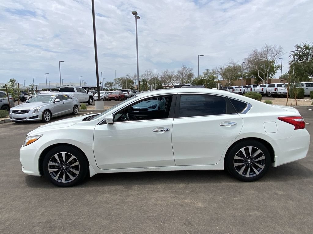 Used 2017 Nissan Altima 2.5 SV w/ Convenience Package FWD image 4