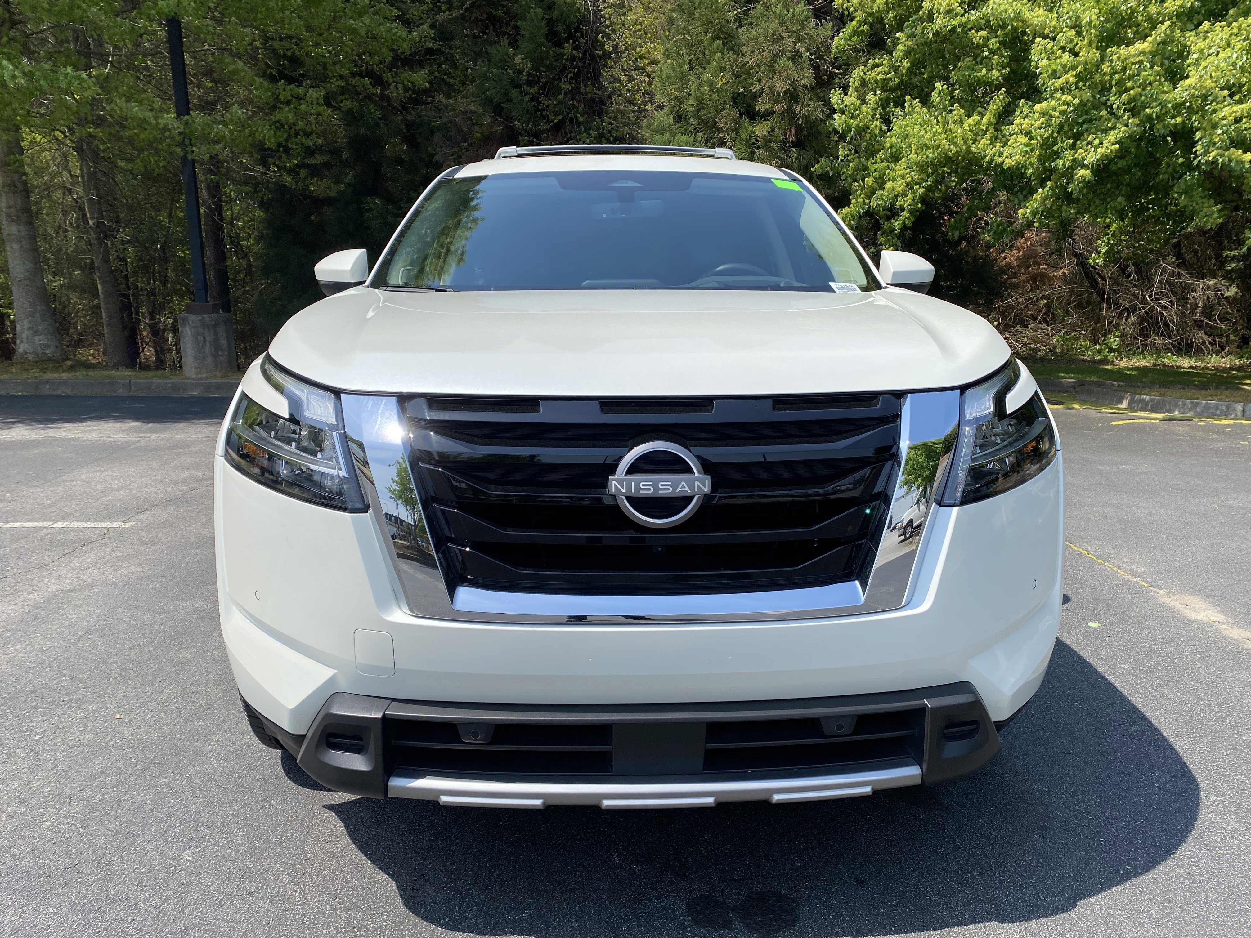 Used 2024 Nissan Pathfinder Platinum image 3