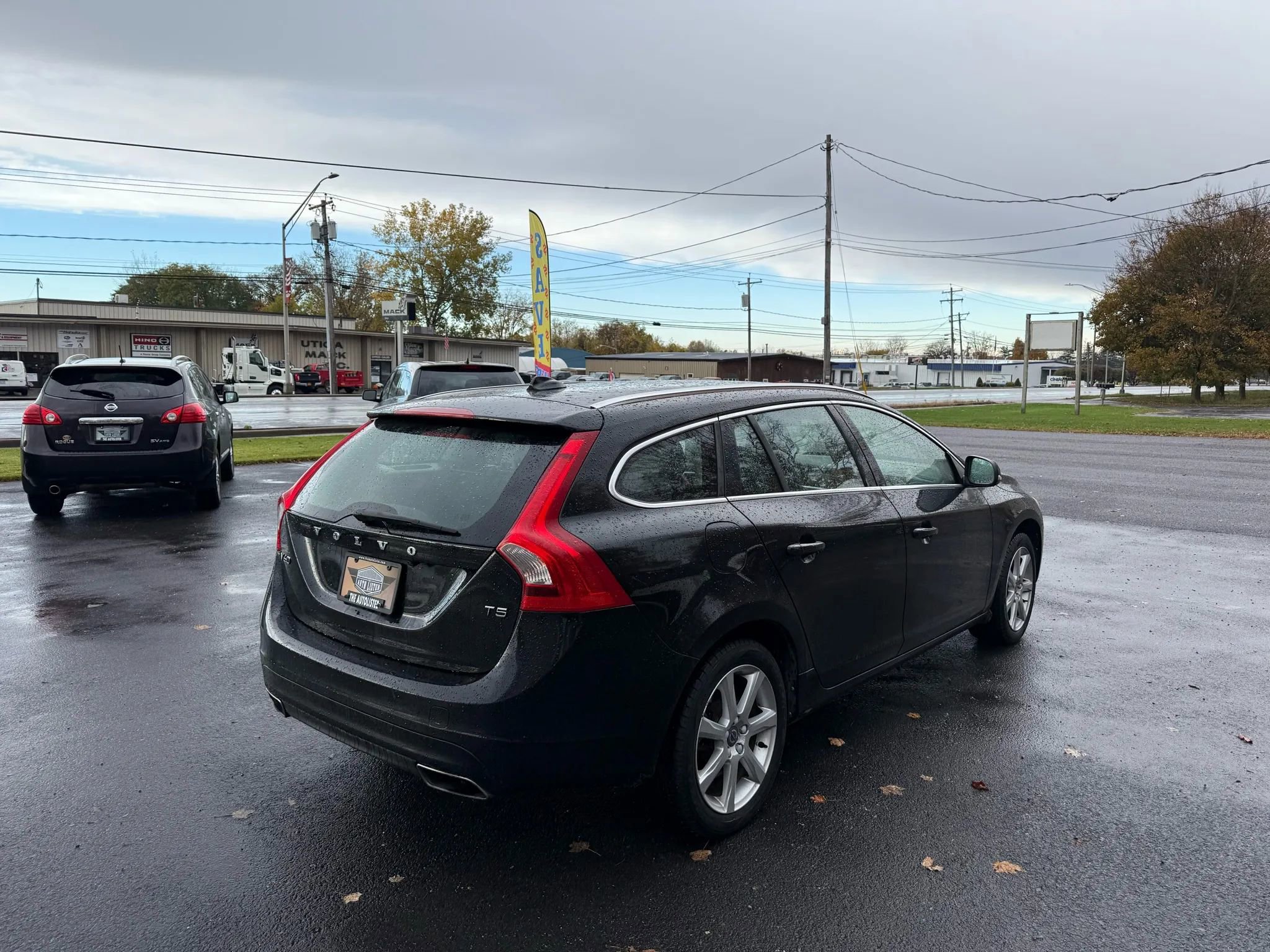 Used 2017 Volvo V60 T5 Premier w/ Convenience Package image 5