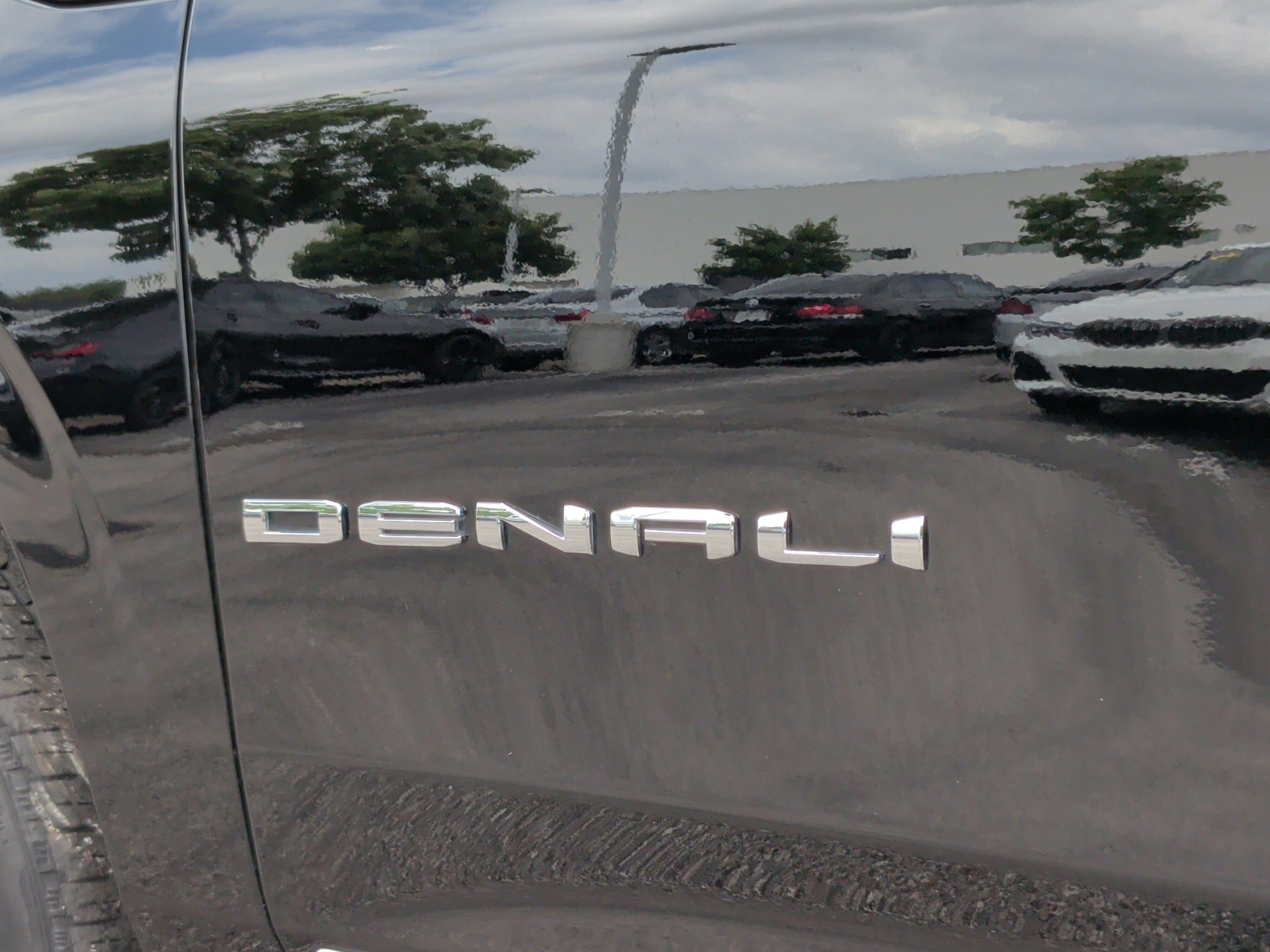 Used 2021 GMC Yukon Denali w/ Denali Premium Package image 13