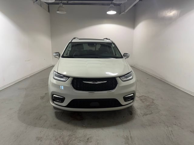 Used 2021 Chrysler Pacifica Limited AWD/4WD image 2