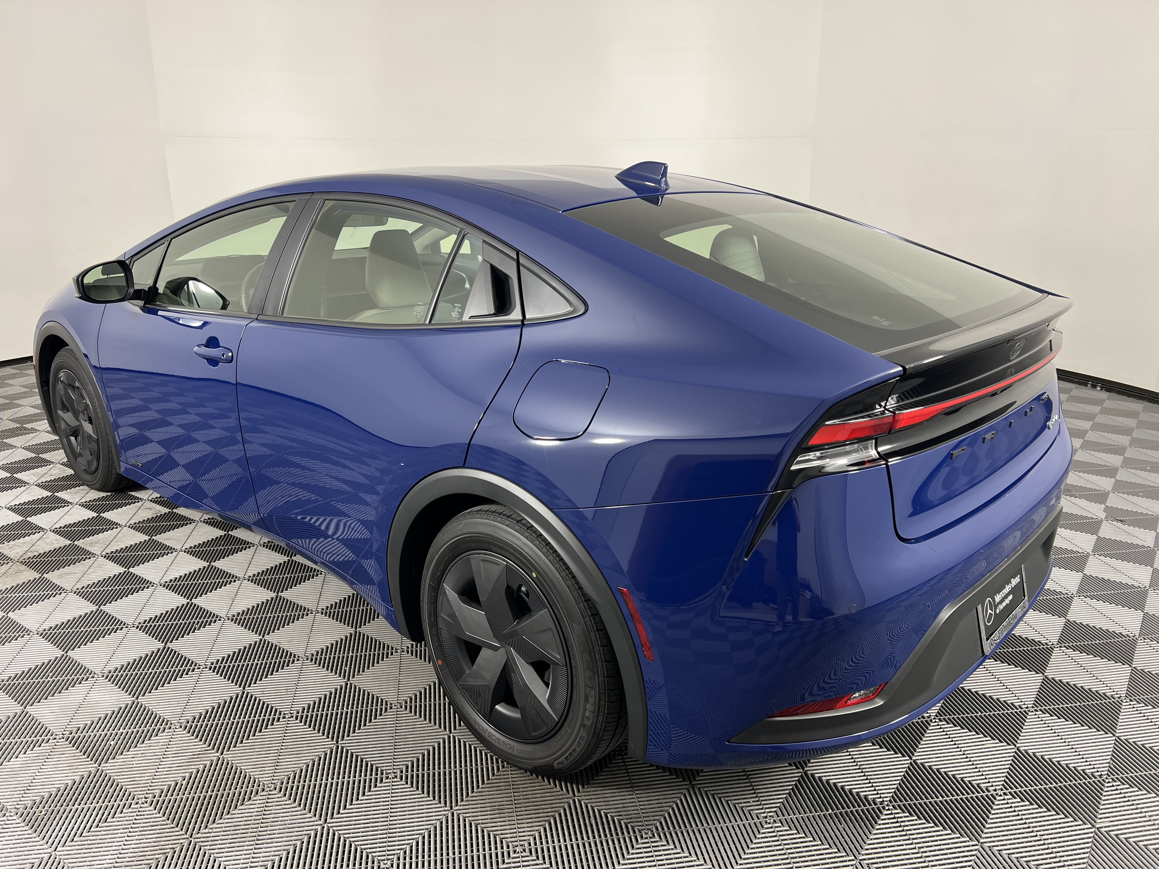 Used 2025 Toyota Prius LE AWD/4WD image 10
