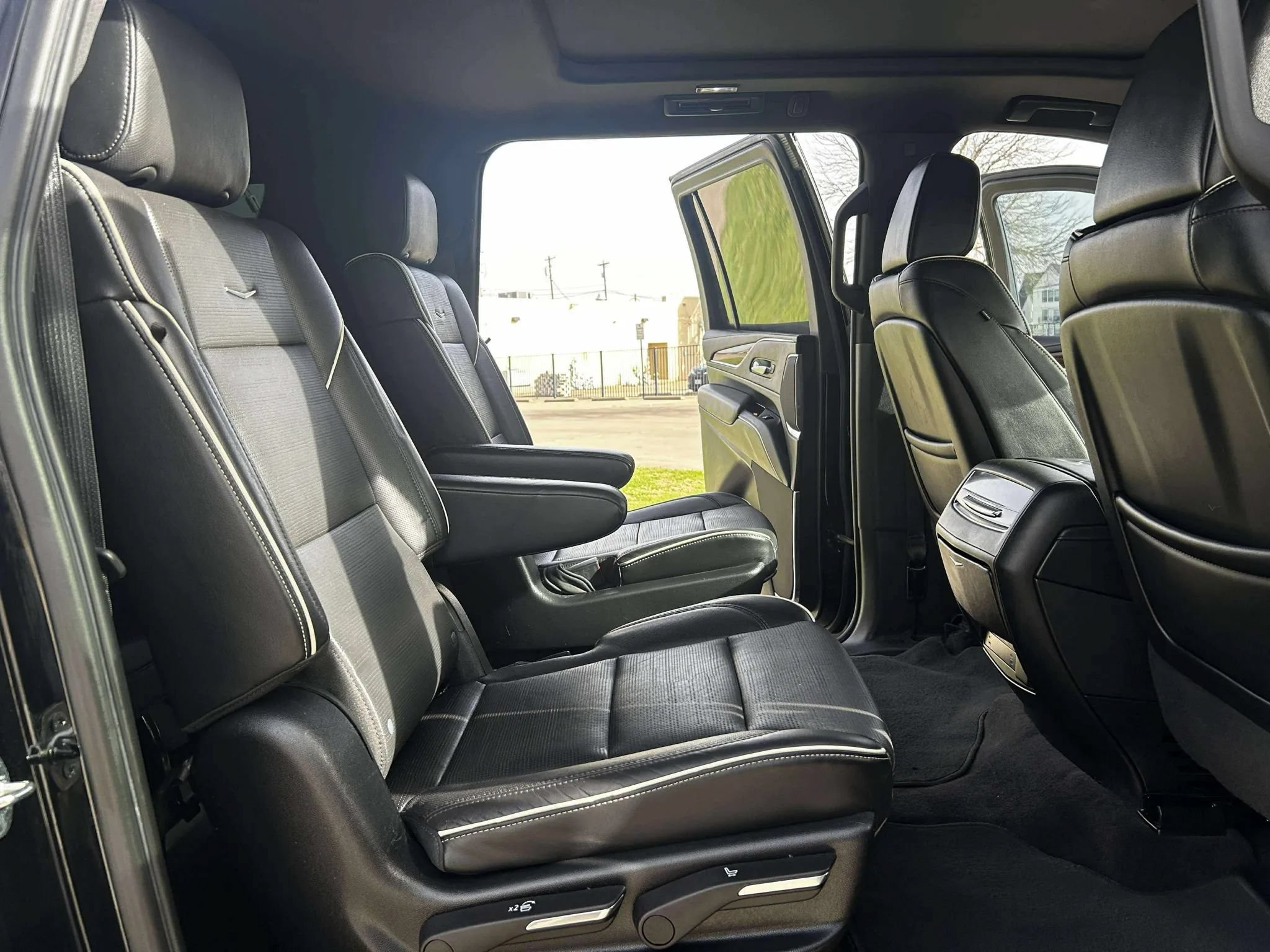 Used 2023 Cadillac Escalade ESV Premium Luxury w/ LPO, Radiant Package AWD/4WD image 18