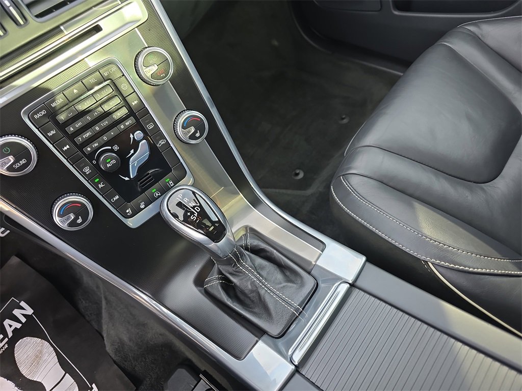 Used 2017 Volvo XC60 T6 R-Design w/ Climate Package image 29