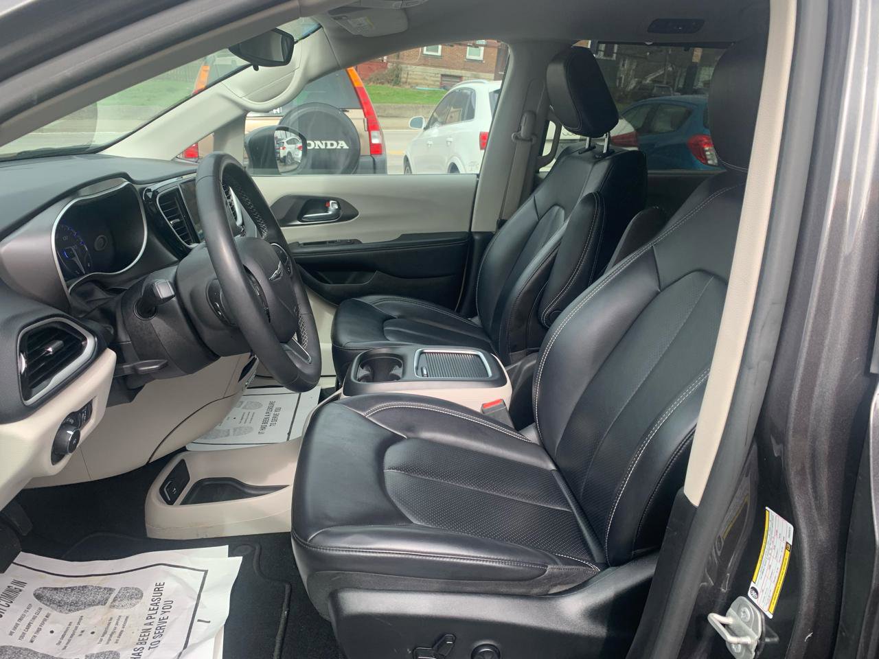 Used 2023 Chrysler Pacifica Touring-L image 15