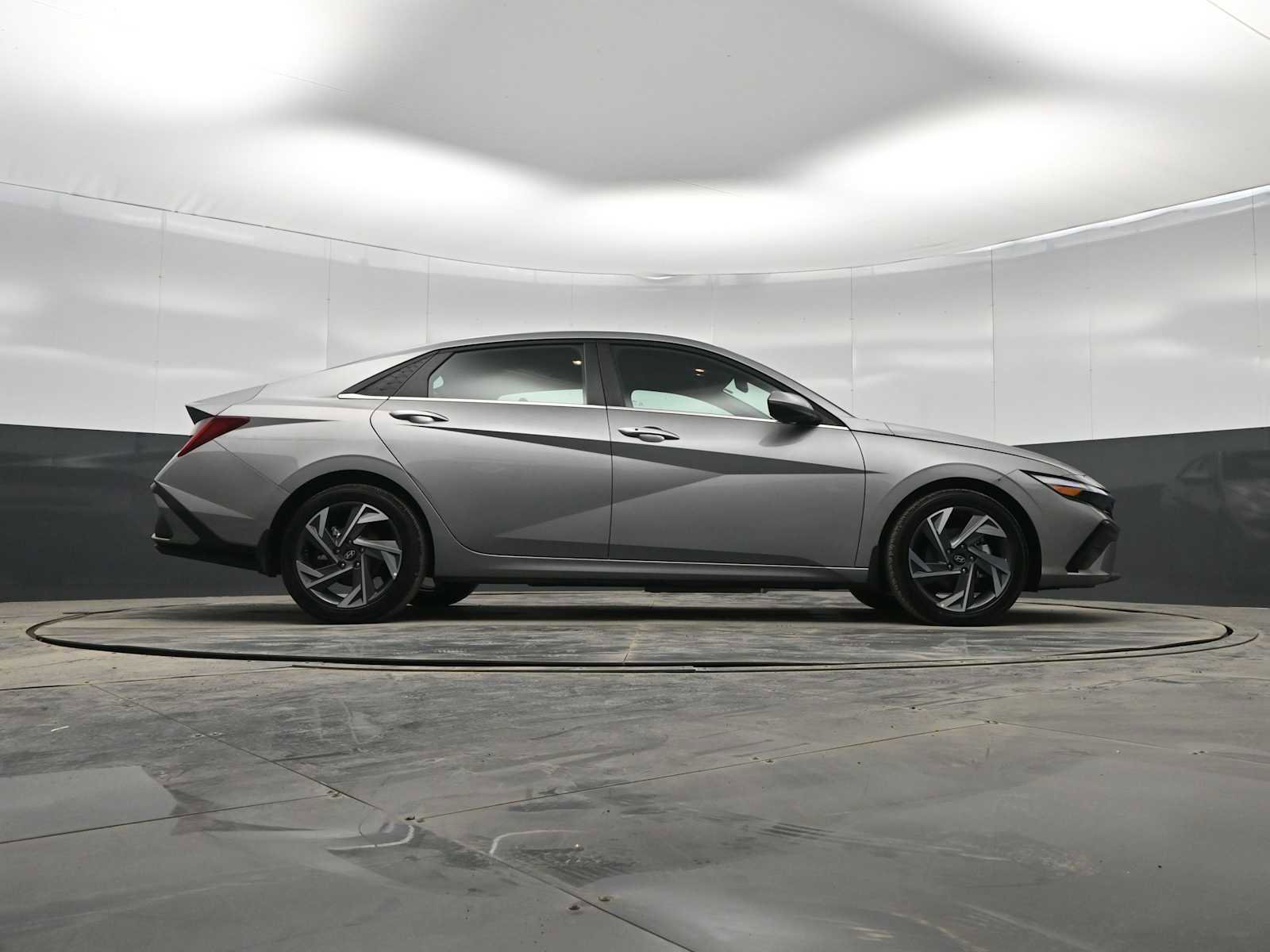 Certified 2025 Hyundai Elantra SEL image 38