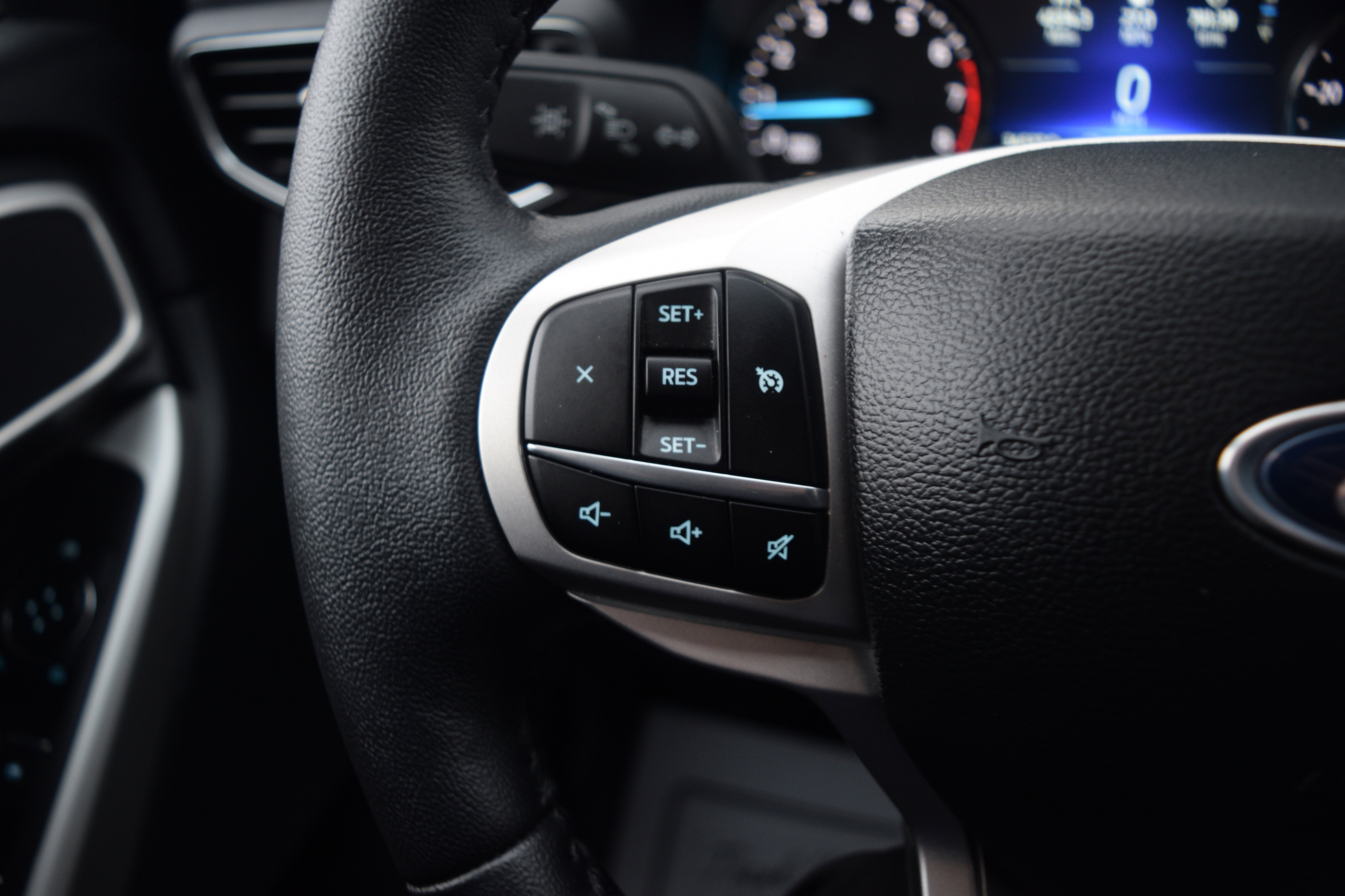 Used 2023 Ford Explorer XLT w/ Equipment Group 202A image 6