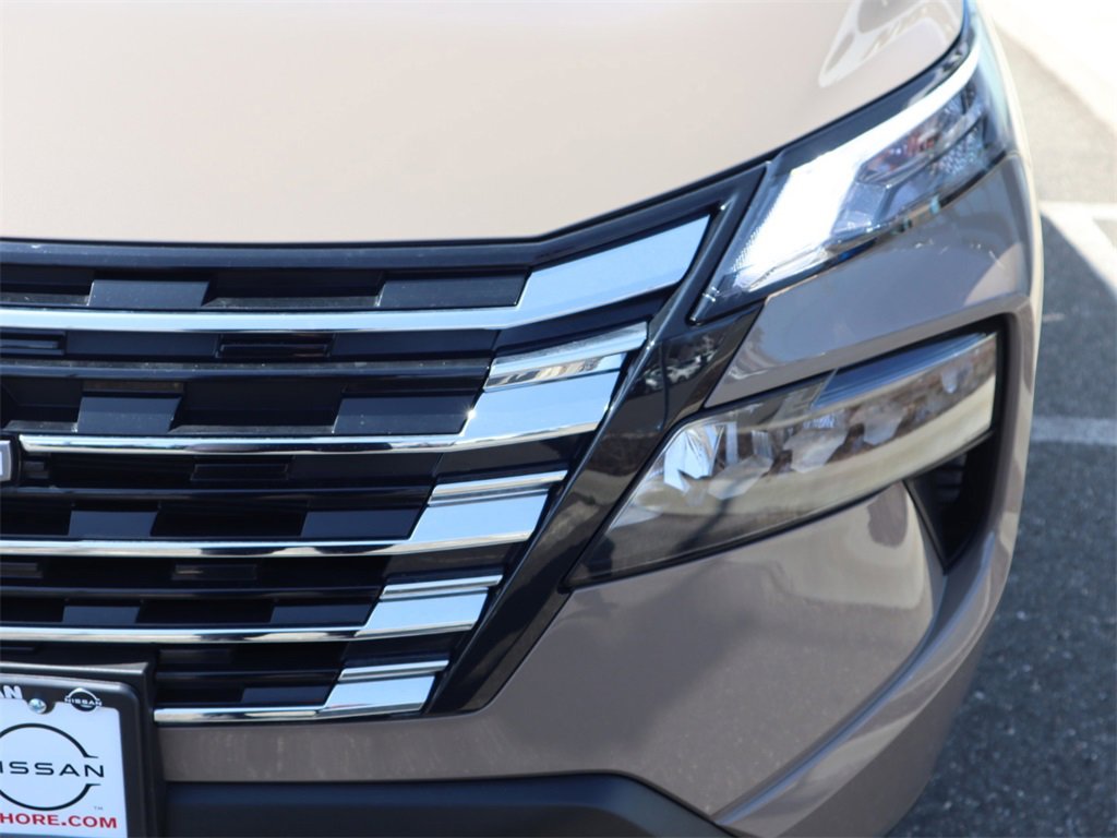 Certified 2025 Nissan Rogue SV image 13