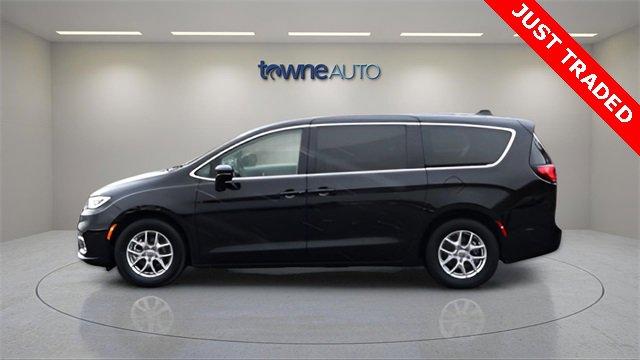 Used 2024 Chrysler Pacifica Touring-L image 2