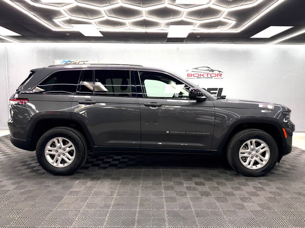 Used 2022 Jeep Grand Cherokee Laredo w/ Luxury Tech Group I RWD image 16
