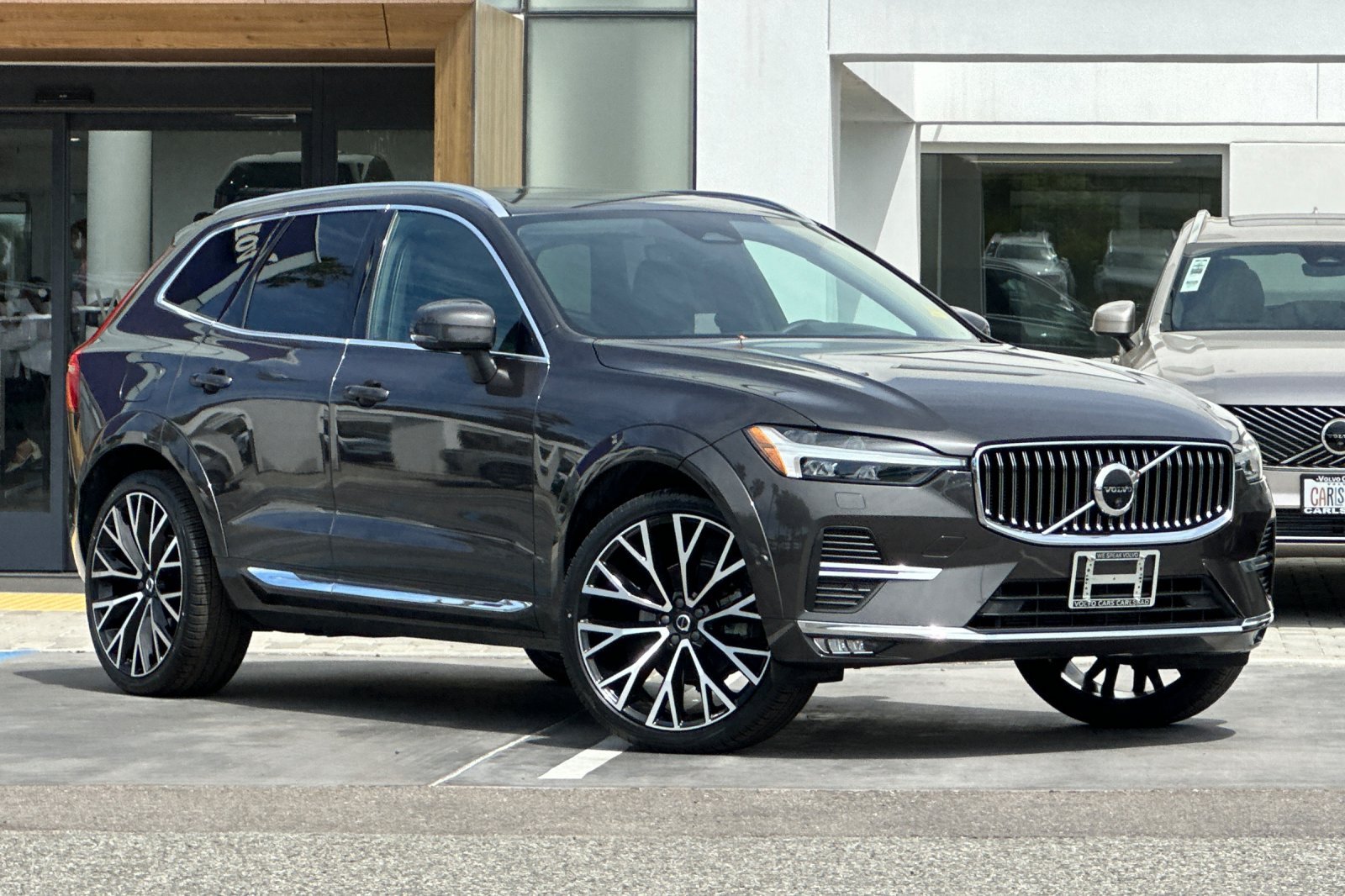 Certified 2023 Volvo XC60 B5 Ultimate AWD/4WD image 2
