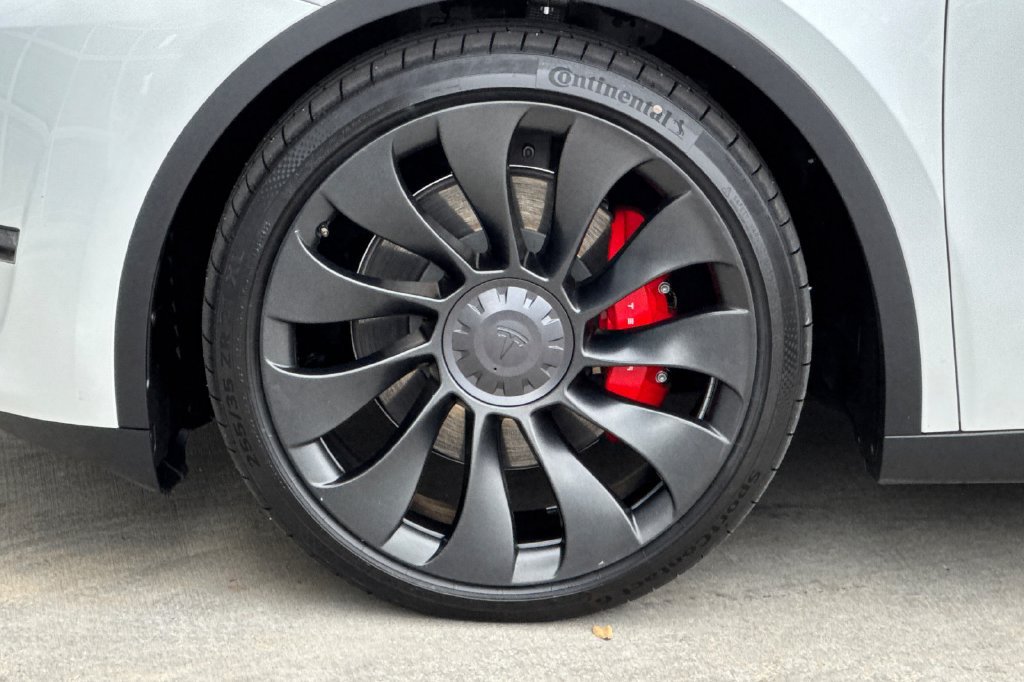 Used 2025 Tesla Model Y Performance AWD/4WD image 32
