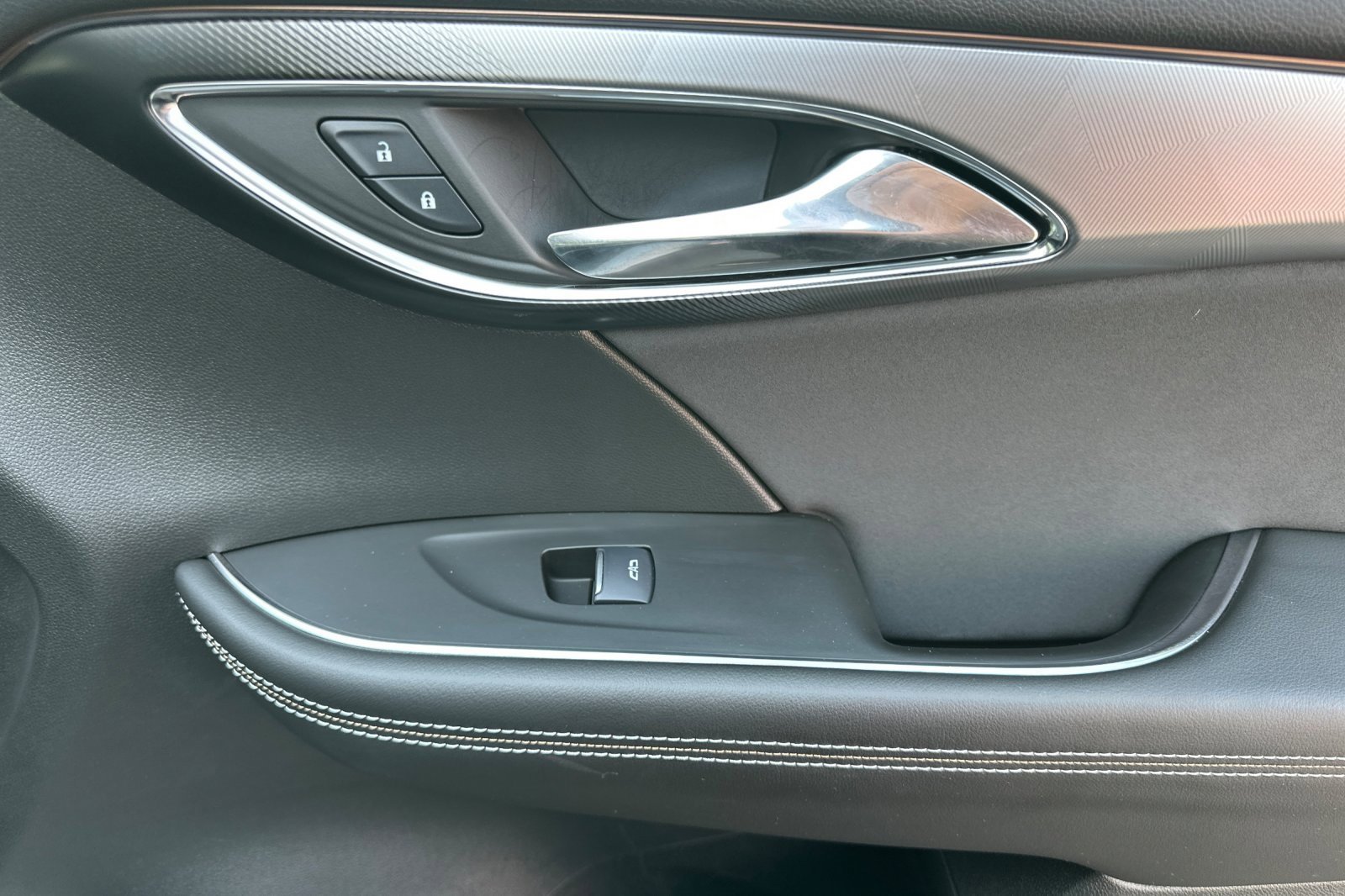 Used 2025 Buick Envision Sport Touring image 22