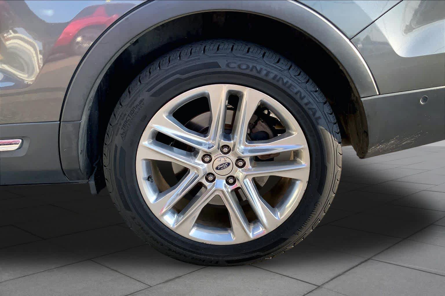 Used 2017 Ford Explorer Limited w/ Equipment Group 301A FWD image 9