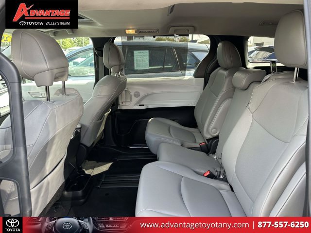 Used 2025 Toyota Sienna XLE FWD image 14
