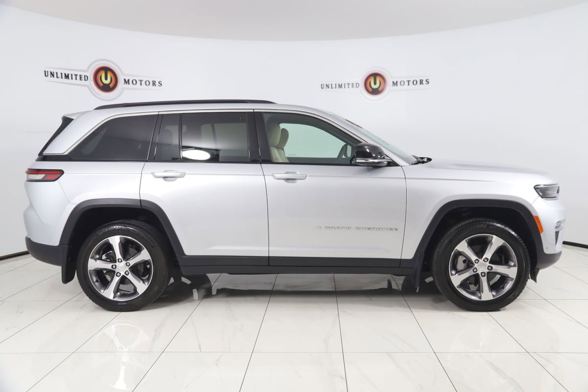 Used 2024 Jeep Grand Cherokee Limited w/ Luxury Tech Group II image 2