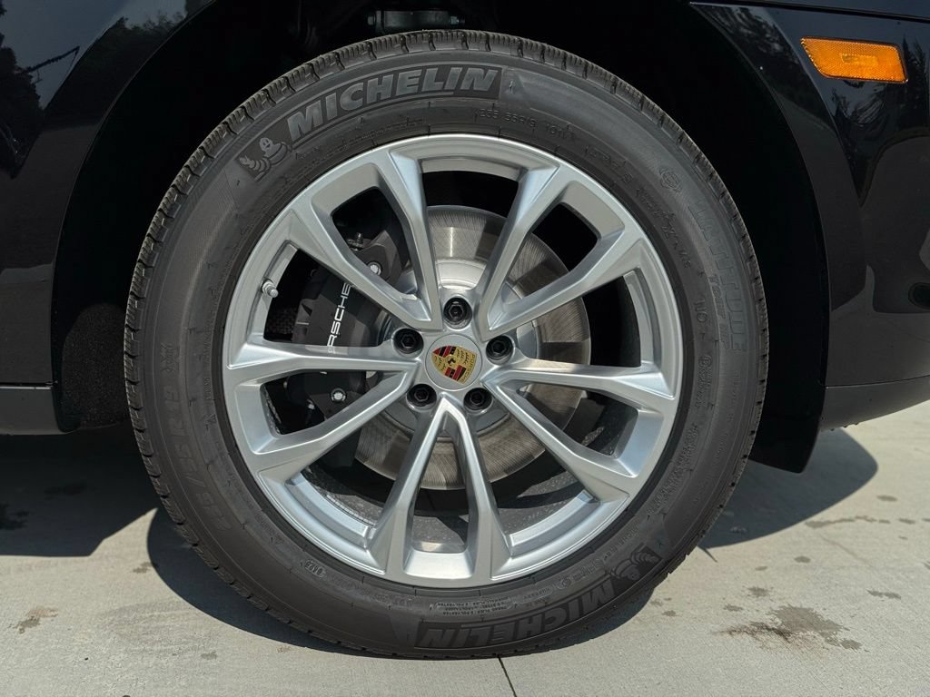 Certified 2025 Porsche Macan AWD/4WD image 17