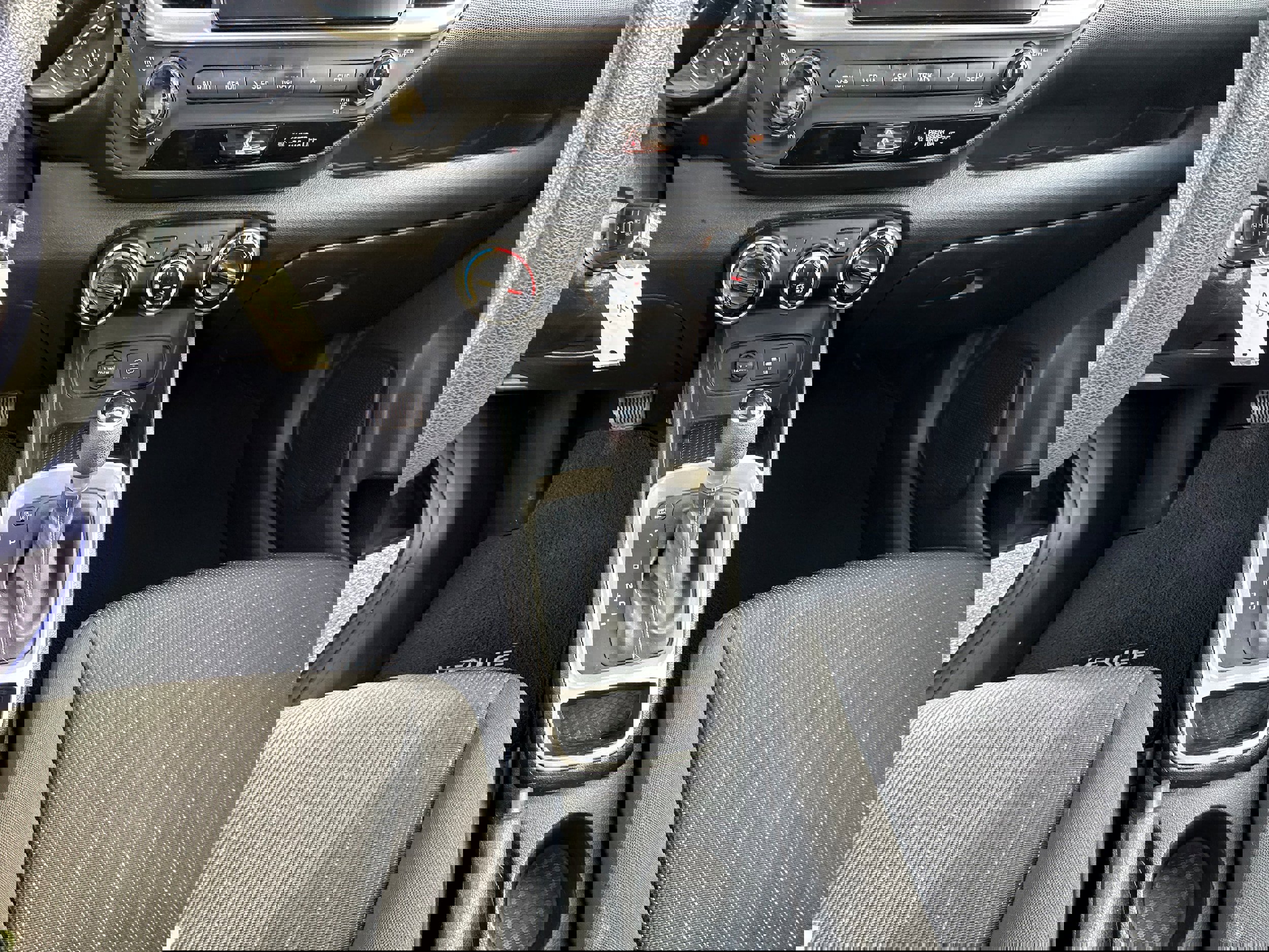 Used 2021 Hyundai Venue SE image 24