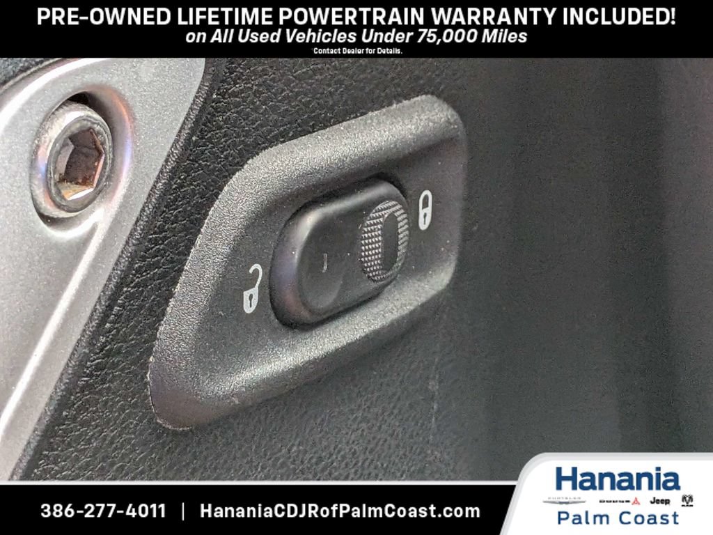 Used 2017 Jeep Wrangler Unlimited Sahara w/ Connectivity Group AWD/4WD image 24