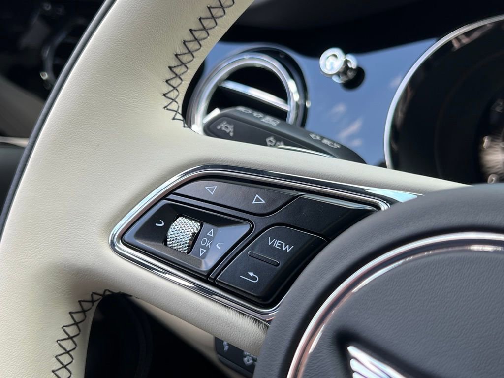 Used 2025 Bentley Bentayga image 29