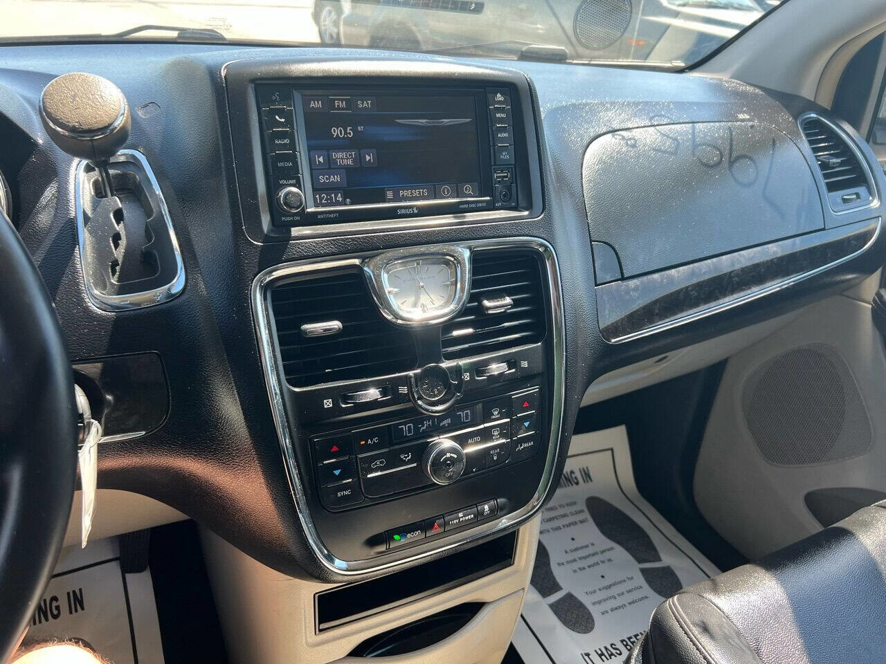 Used 2014 Chrysler Town & Country Touring FWD image 23