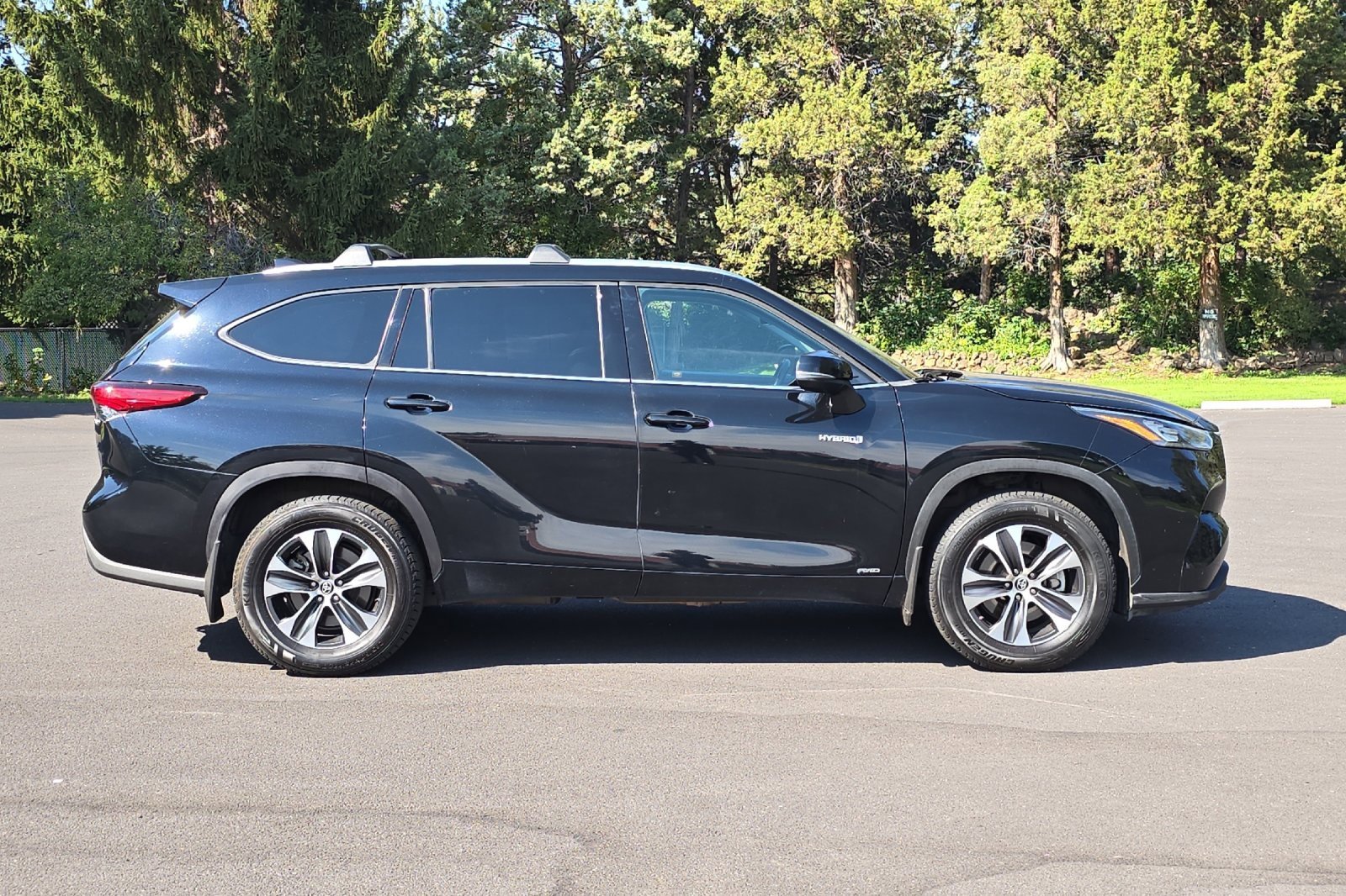 Used 2020 Toyota Highlander XLE image 3