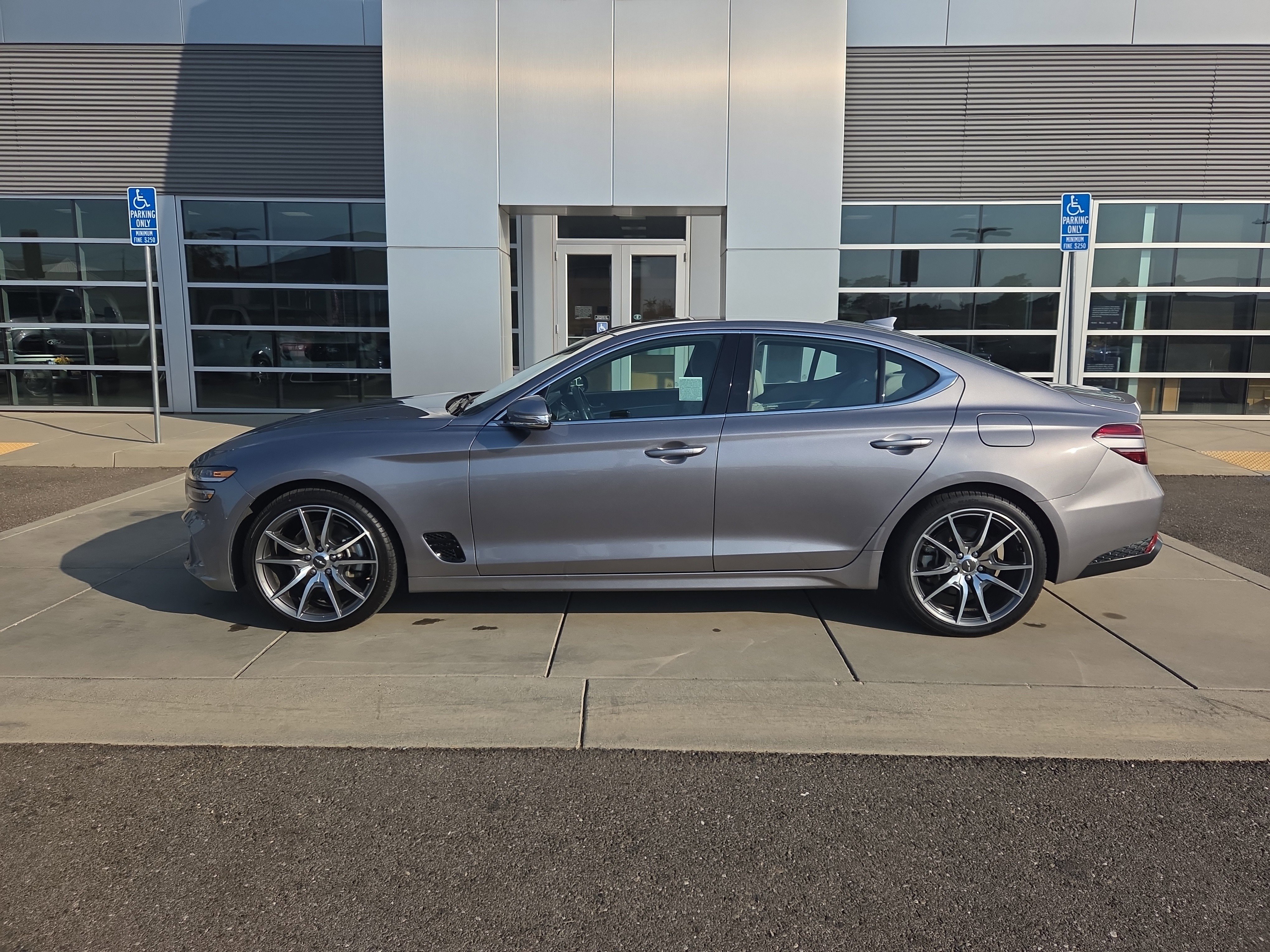 Used 2023 Genesis G70 2.0T image 2
