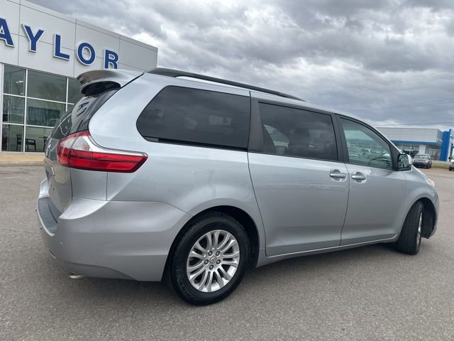 Used 2015 Toyota Sienna XLE w/ XLE Navigation Package FWD image 17