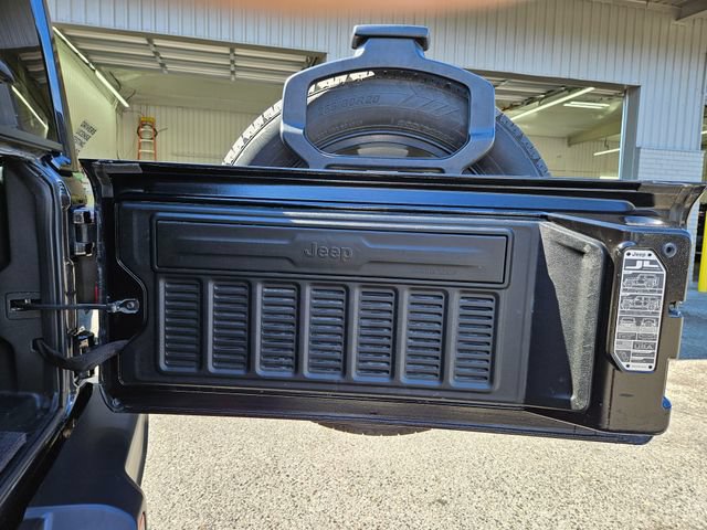 Used 2024 Jeep Wrangler Unlimited Sahara AWD/4WD image 16