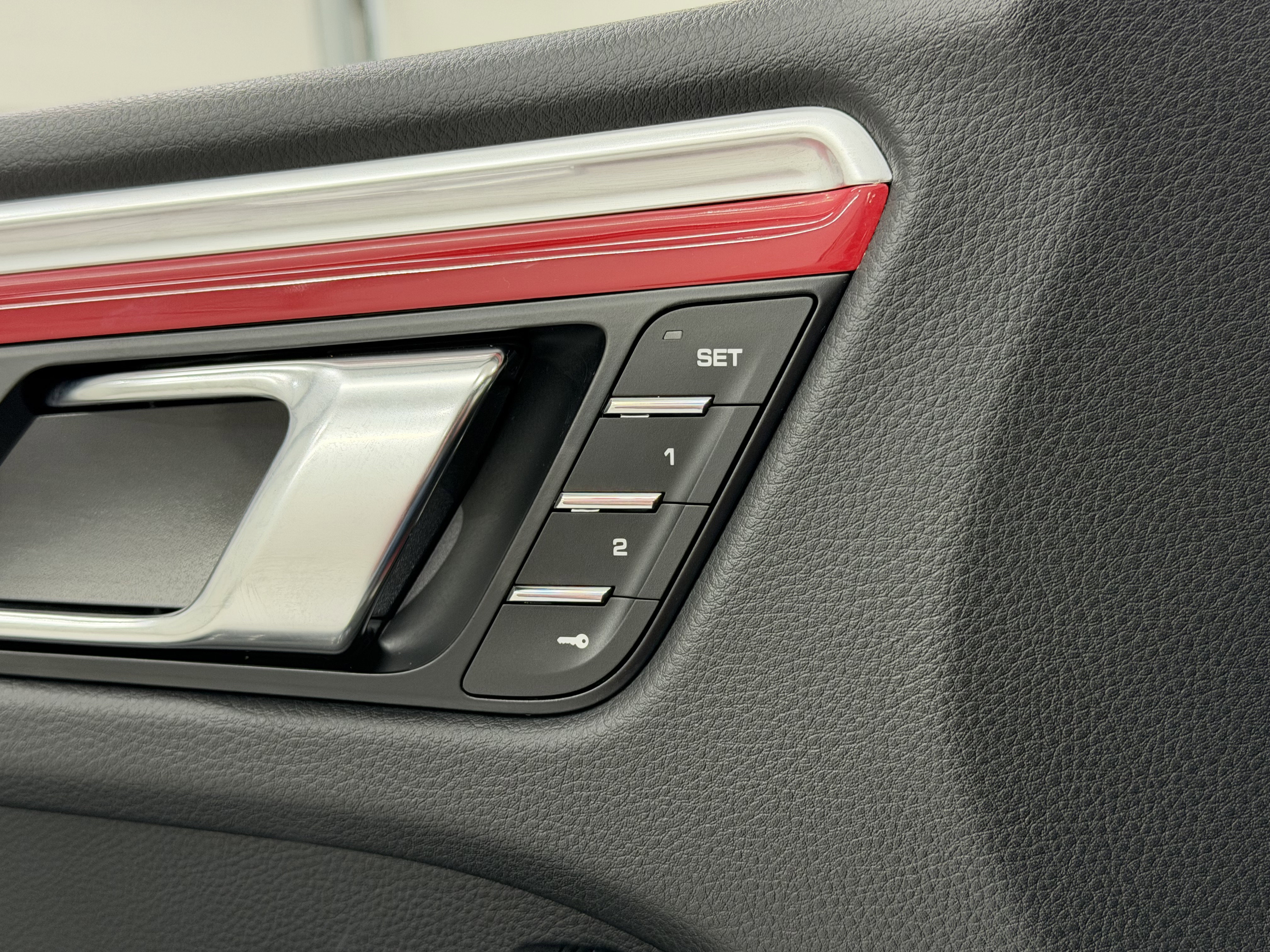 Certified 2024 Porsche Macan image 30