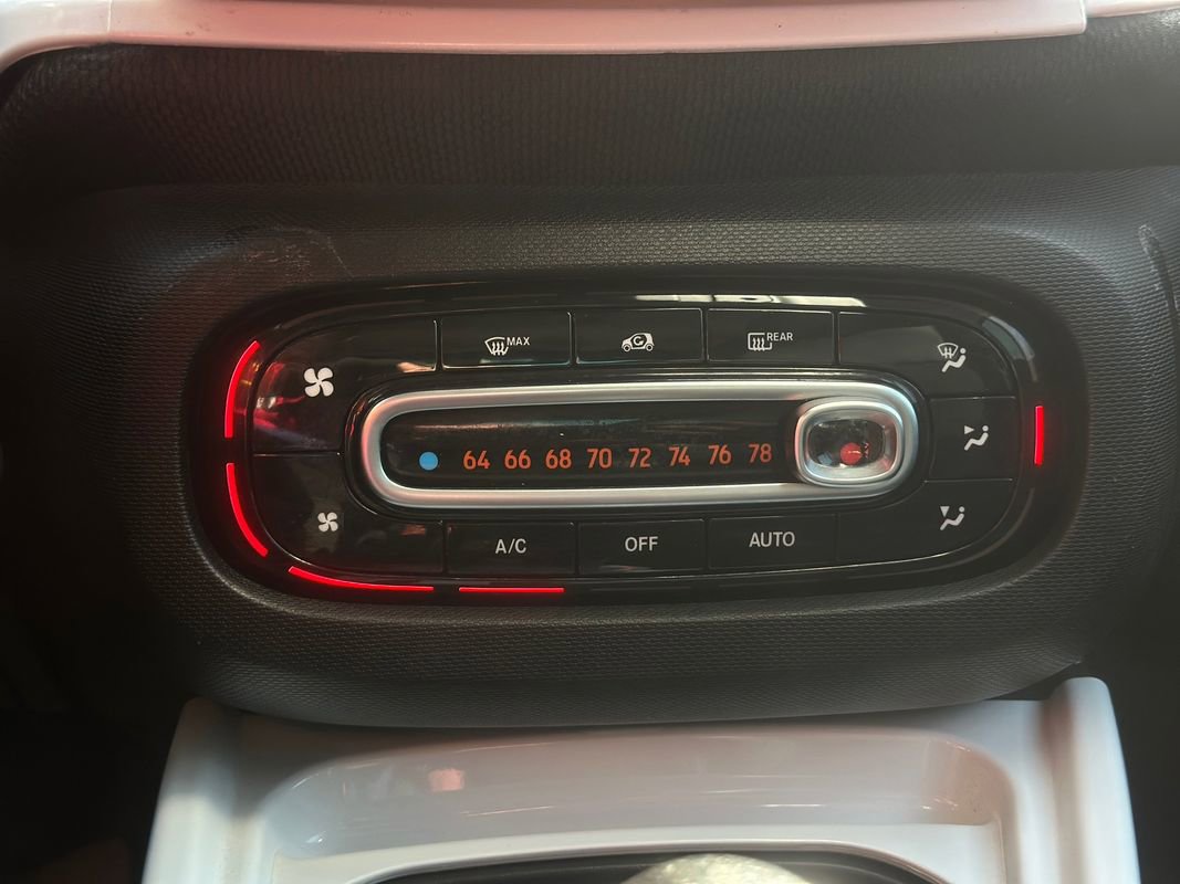 Used 2017 smart fortwo pure image 12