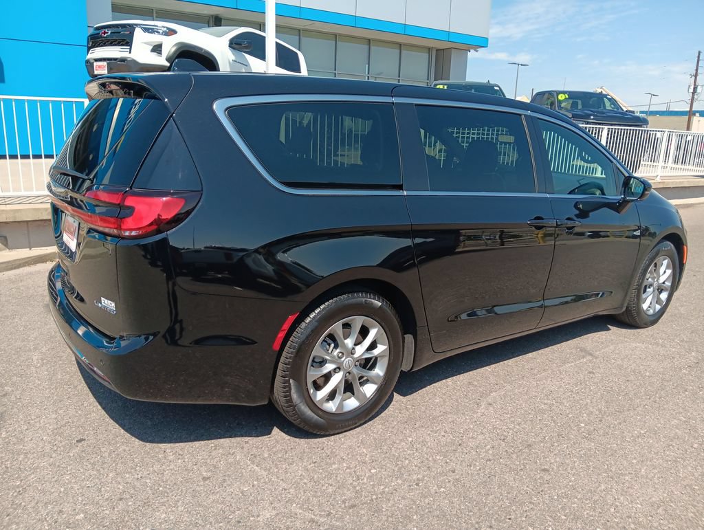 Used 2026 Chrysler Pacifica Limited FWD image 5