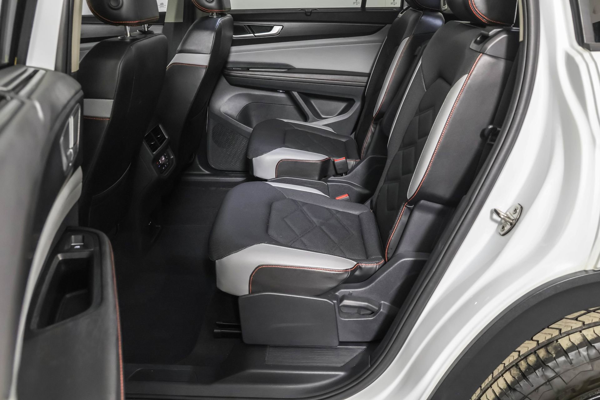 Used 2024 Volkswagen Atlas Peak Edition SEL image 36