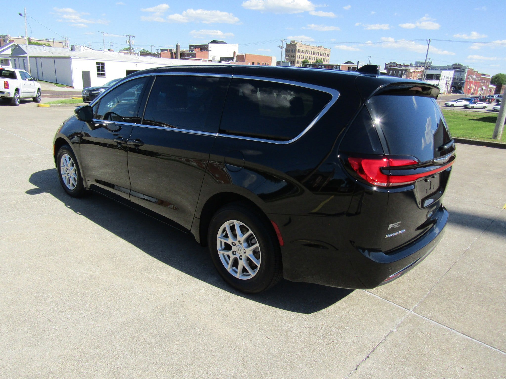 Used 2025 Chrysler Pacifica Select FWD image 5