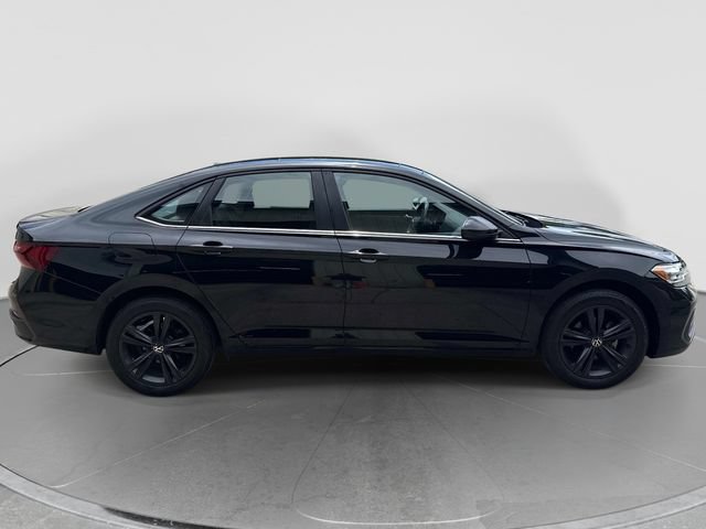 Used 2022 Volkswagen Jetta SE w/ Panoramic Sunroof Package FWD image 2