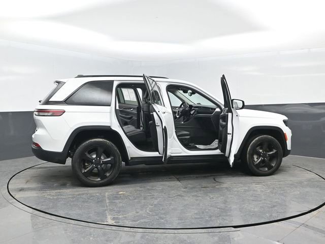 Used 2023 Jeep Grand Cherokee Limited w/ Black Appearance Package image 29