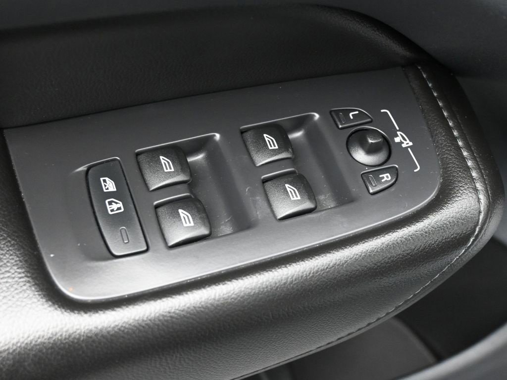 Used 2019 Volvo XC60 T6 Momentum w/ Multimedia Package image 10