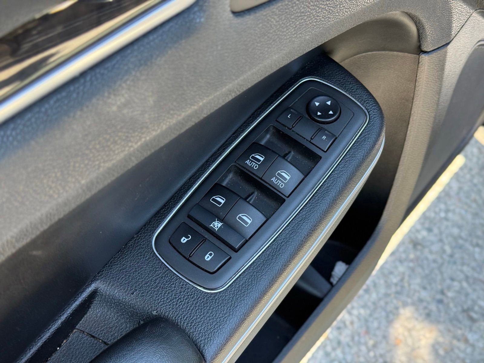 Used 2020 Chrysler 300 Limited RWD image 11