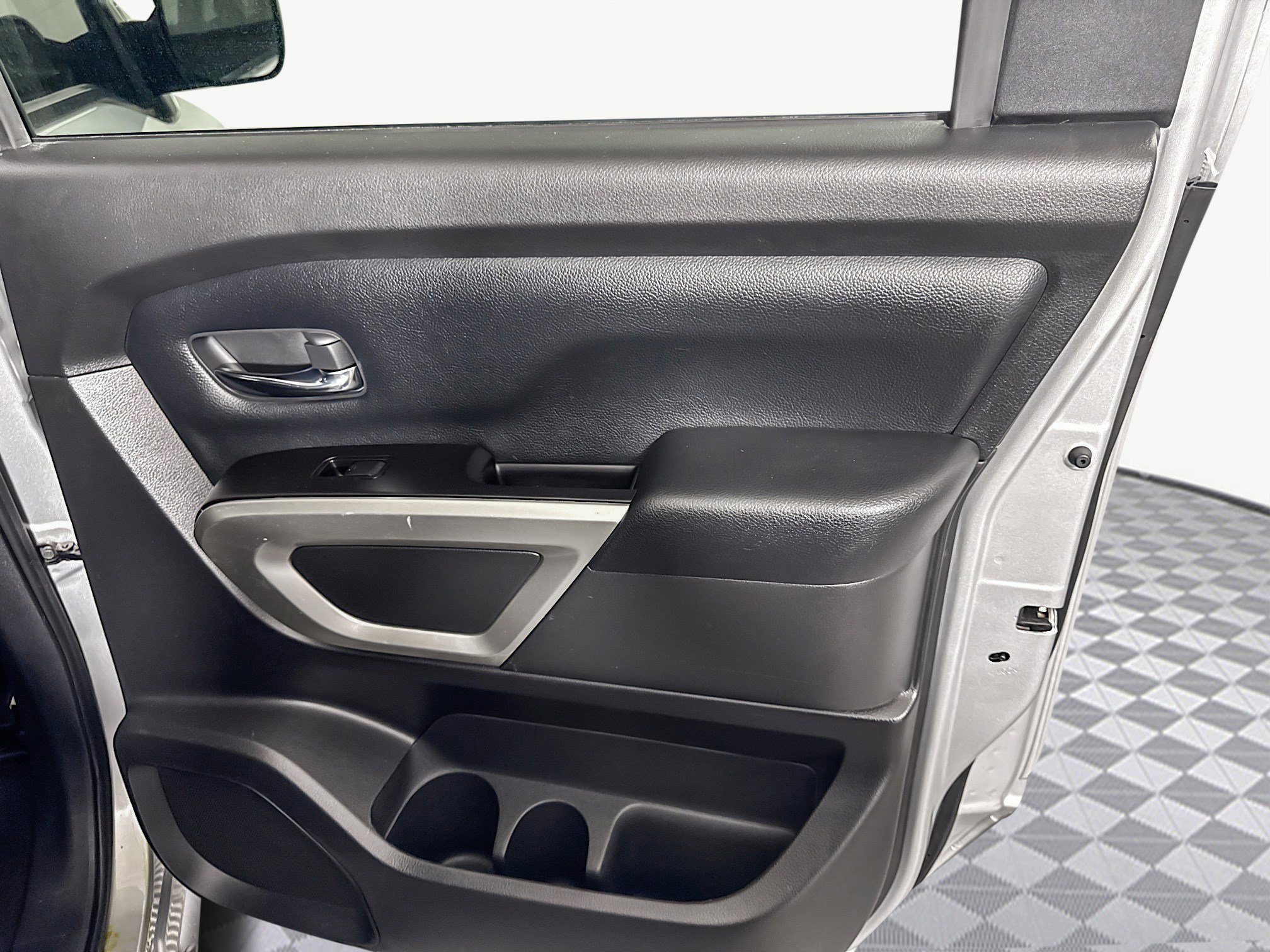 Used 2020 Nissan Titan SV image 28