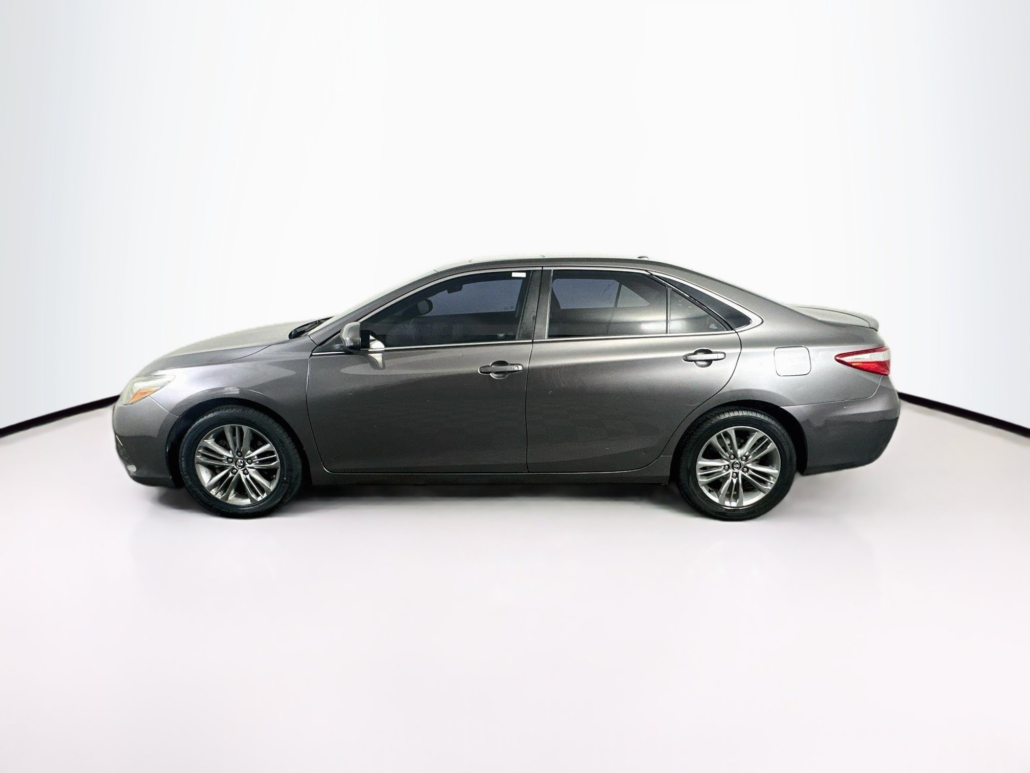 Used 2016 Toyota Camry SE w/ Moonroof Package FWD image 4