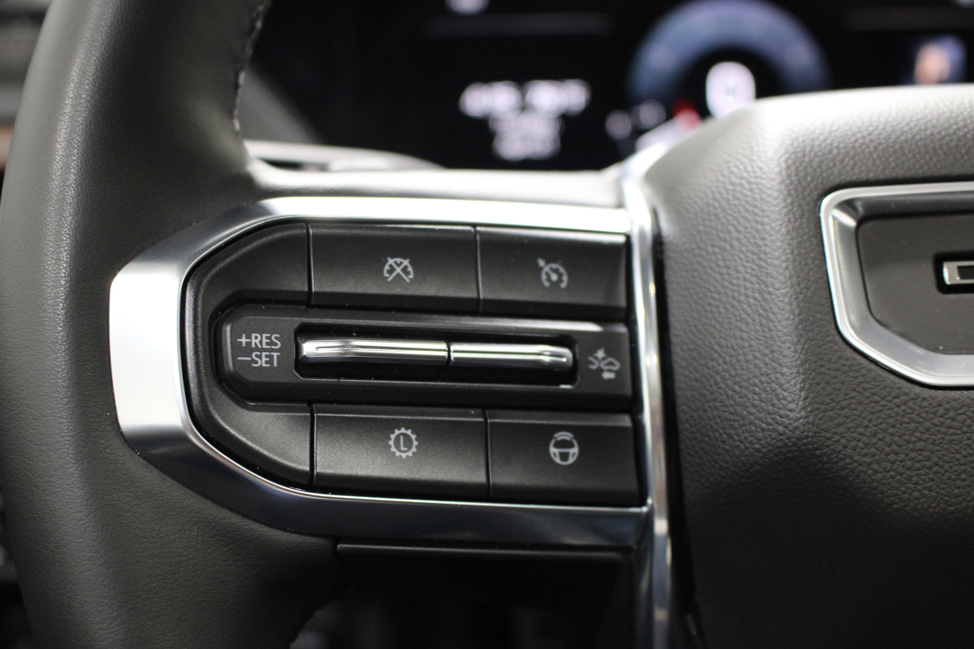 Used 2025 GMC Yukon Denali w/ Denali Reserve Package image 12