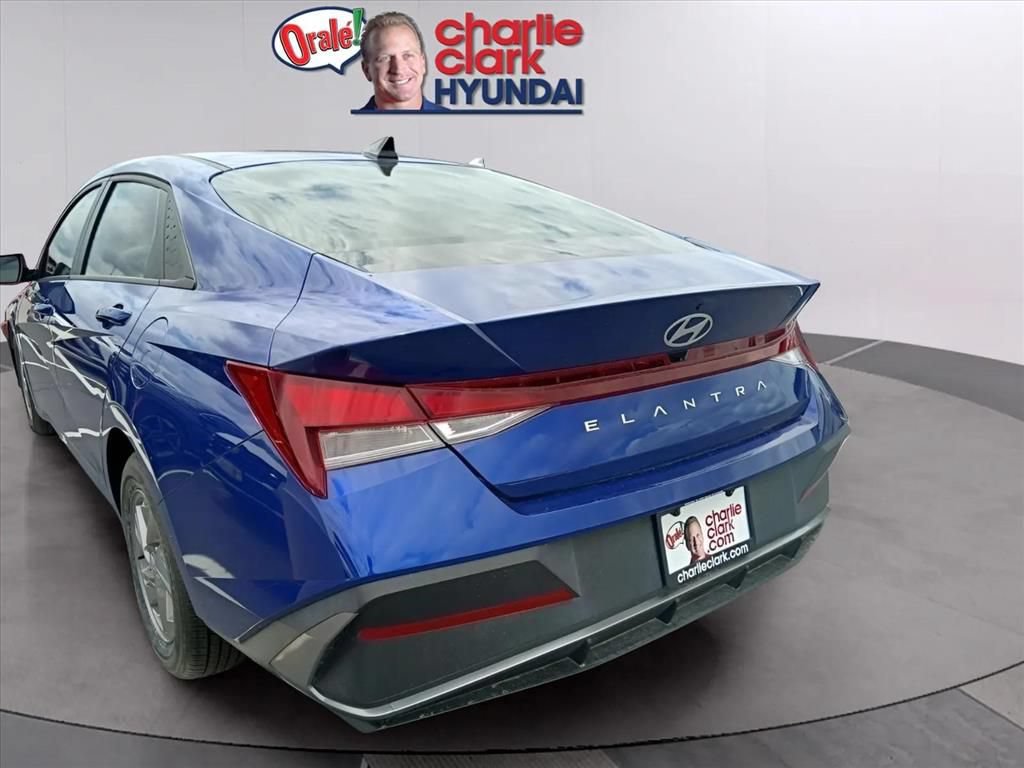 Used 2024 Hyundai Elantra SE FWD image 2