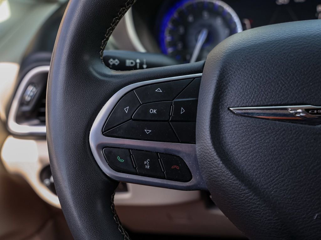 Used 2023 Chrysler Pacifica Touring-L image 25