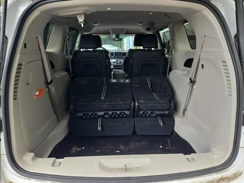 Used 2019 Chrysler Pacifica Touring-L FWD image 7