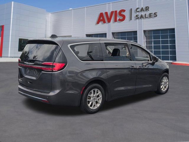 Used 2023 Chrysler Pacifica Touring-L image 6